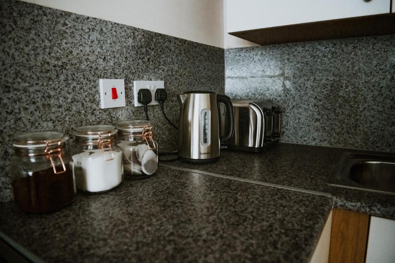 Flats Near Football Clubs Liverpool Extérieur photo